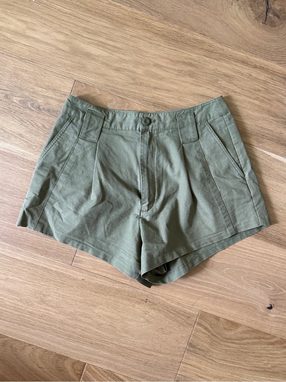 Doen High-Waist Olive Green Pleated Shorts